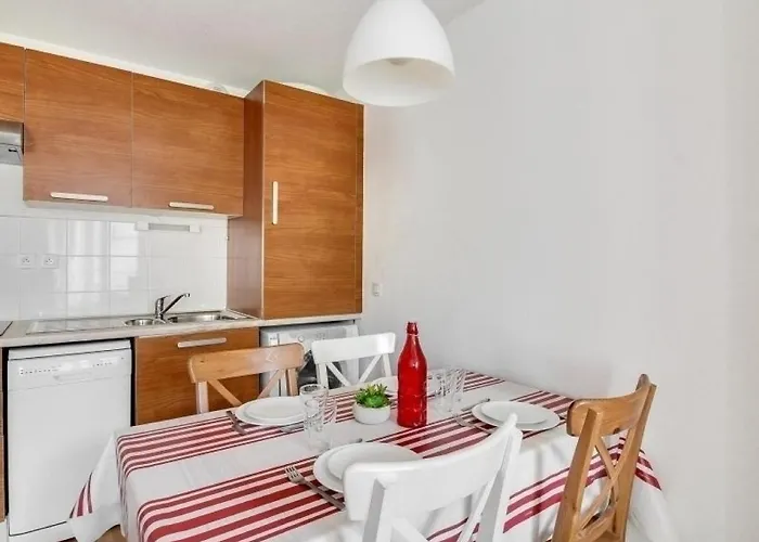 T2 En Centre-ville Pour 6 Pers., Parking, Proche Commodites Et Stations De - Fr-1-402-75 Люс-Сен-Совёр